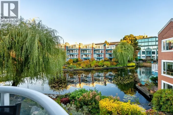 204 1551 MARINER WALK, Vancouver