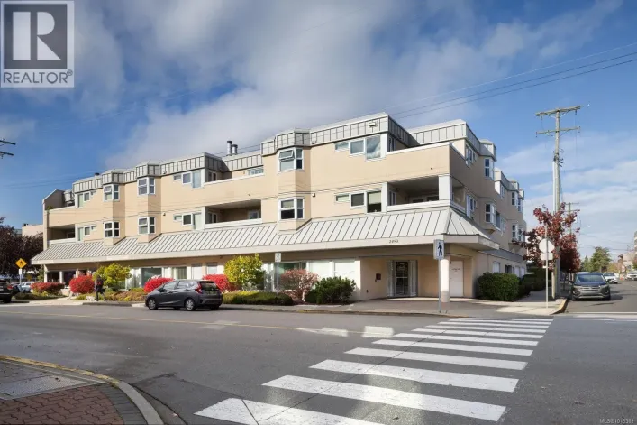 204 2490 Bevan Ave, Sidney