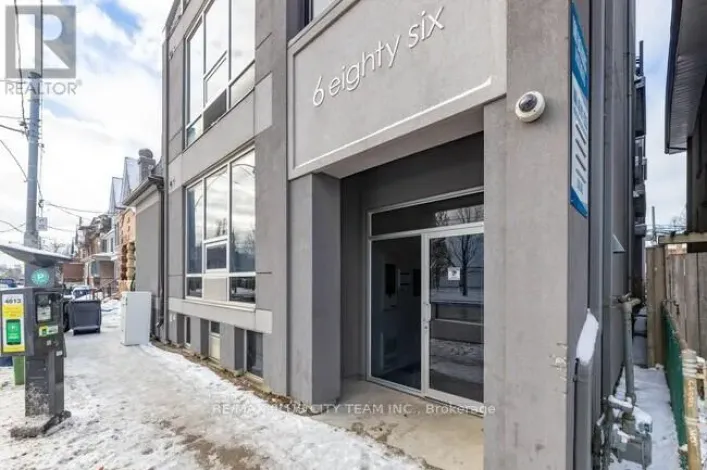 204 - 686 BATHURST STREET, Toronto