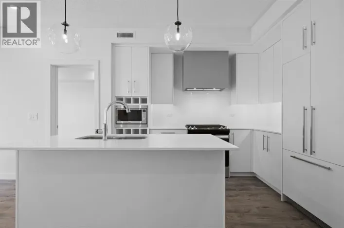 204, 8370 Broadcast Avenue SW, Calgary