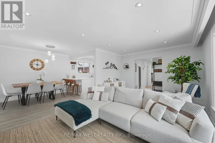 204 JEFFCOAT DRIVE, Toronto