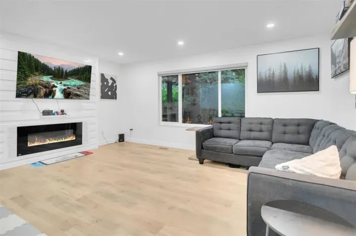 2042 BOWLER DRIVE, Surrey