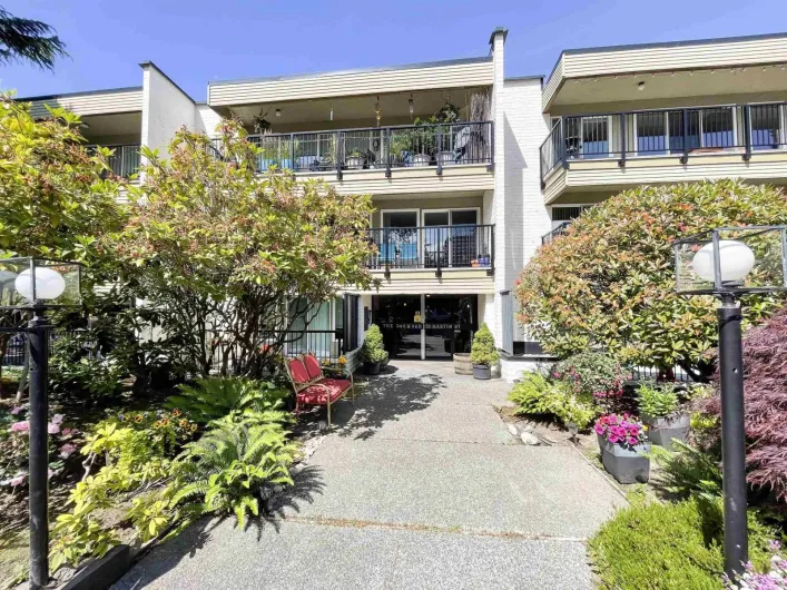 205 1351 MARTIN STREET, White Rock
