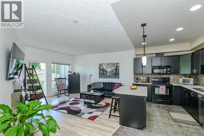 205 3915 Carey Rd, Saanich