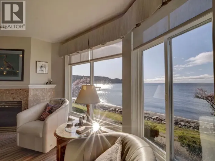 205 5470 INLET AVENUE, Sechelt