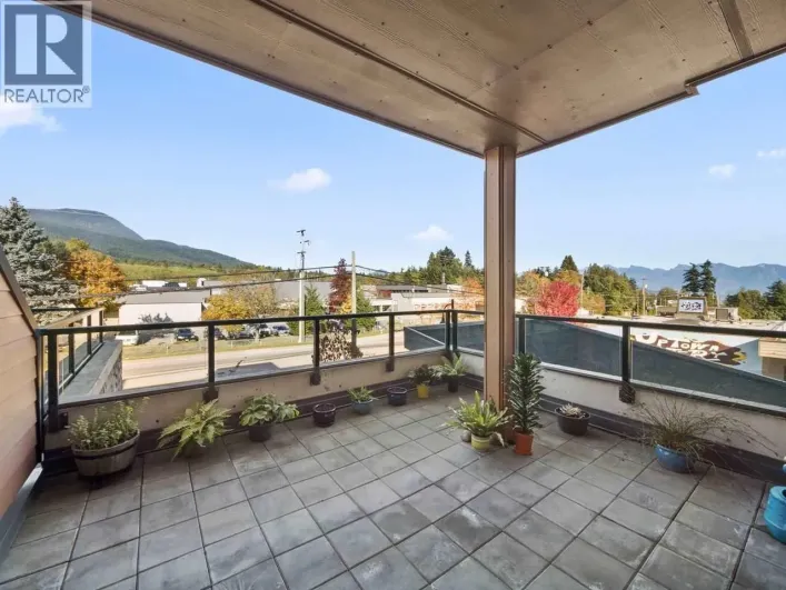 205 875 GIBSONS WAY, Gibsons