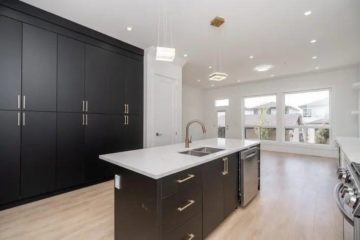 20547 74B AVENUE, Langley