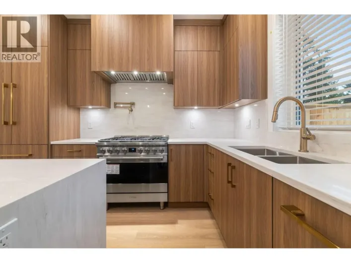 2055 E 4TH AVENUE, Vancouver