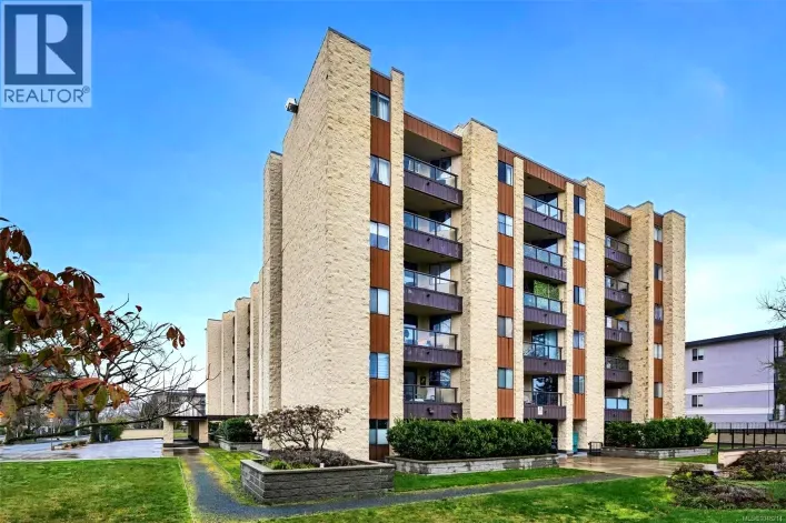 206 1745 Leighton Rd, Victoria
