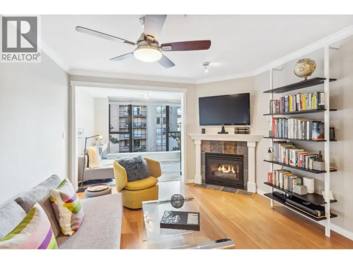 206 175 E 10TH STREET, North Vancouver