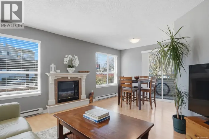 207 1055 Hillside Ave, Victoria