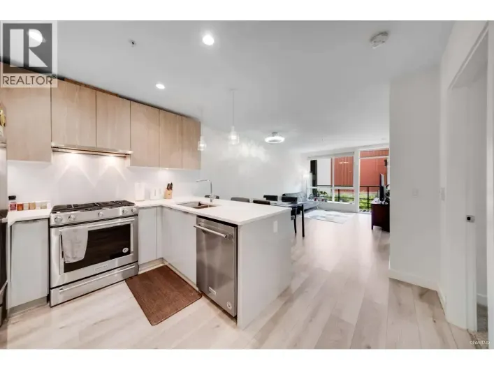 207 128 E 8TH STREET, North Vancouver