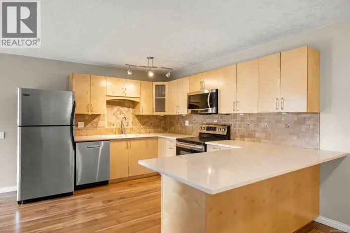 207 1525 Hillside Ave, Victoria