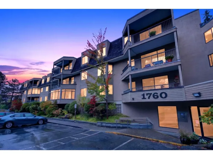 Apartment for sale: 207 1760 SOUTHMERE CRESCENT, Surrey