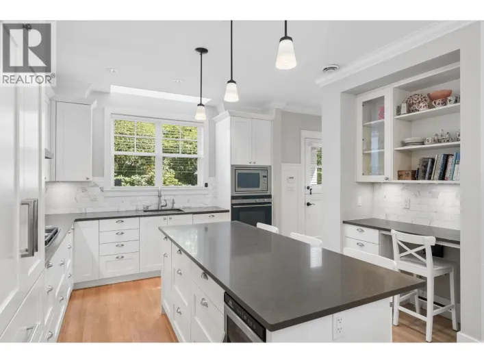 2071 ESQUIMALT AVENUE, West Vancouver