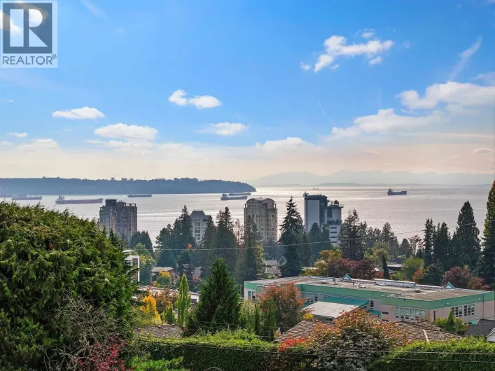 2077 KINGS AVENUE, West Vancouver