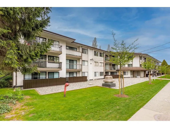 208 15020 NORTH BLUFF ROAD, White Rock