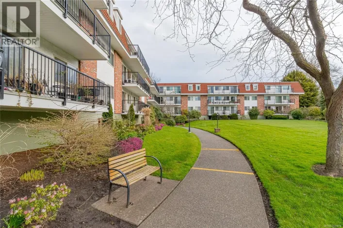 208 1680 Poplar Ave, Saanich