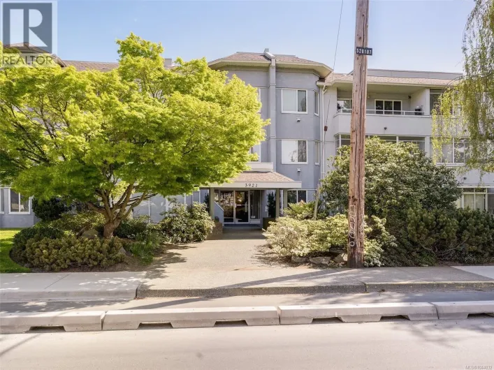 208 3921 Shelbourne St, Saanich