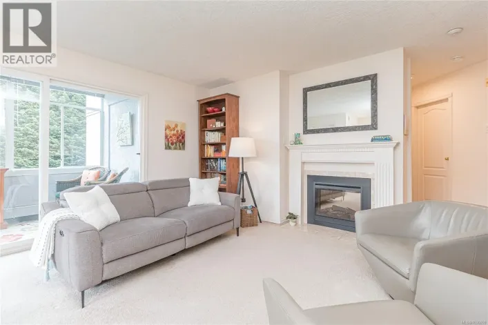 208 3931 Shelbourne St, Saanich