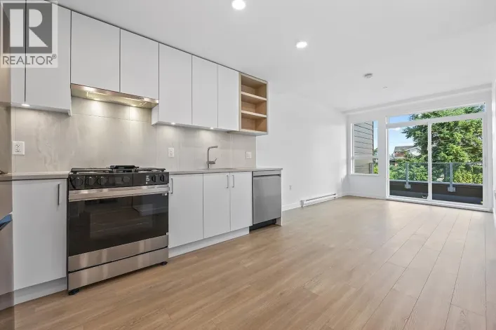 208 723 GROVER AVENUE, Coquitlam