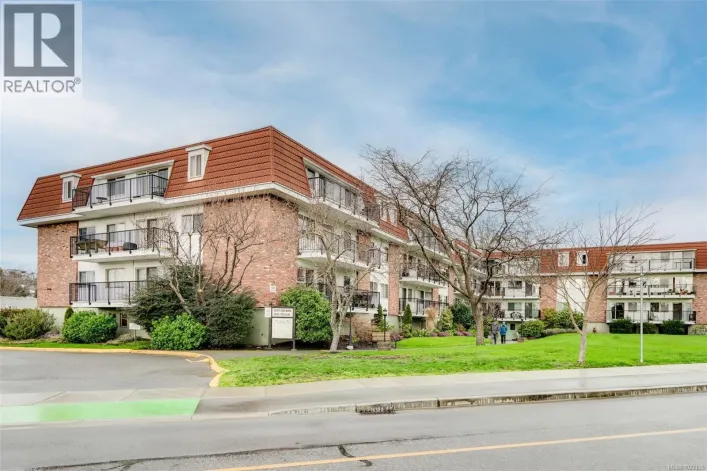 209 1680 Poplar Ave, Saanich