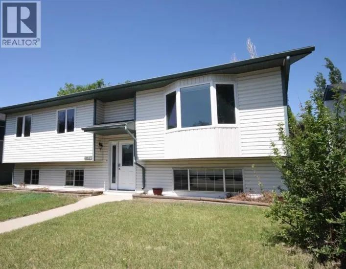 209 Strathaven Bay, Strathmore