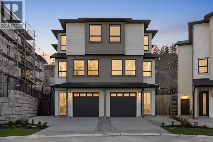 2096 Kingbird Dr, Langford