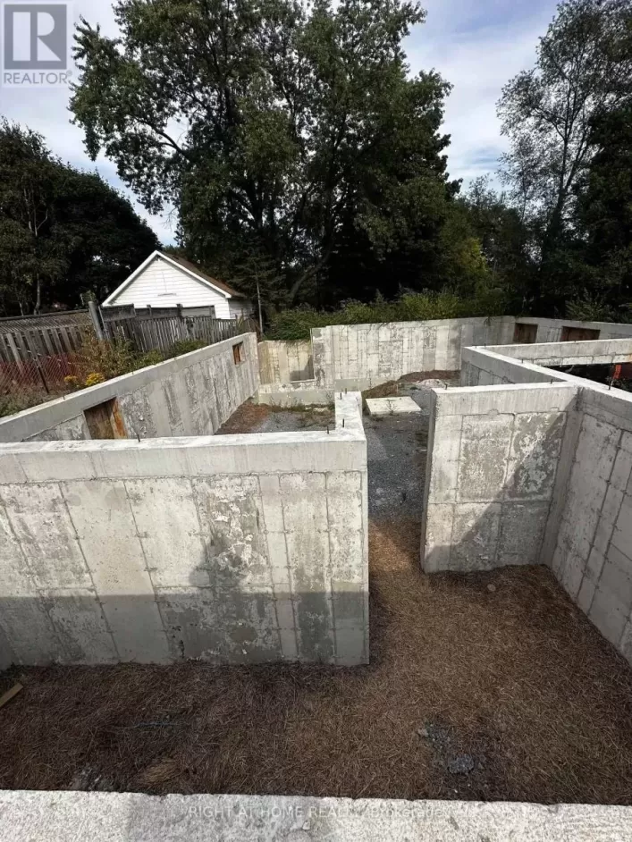 21 AMIENS ROAD, Toronto