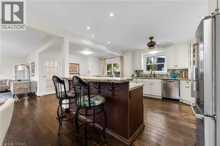 21 LAKESIDE Drive, Grimsby