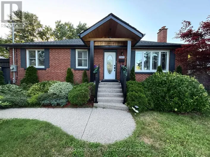 House for sale: 2105 MAPLEWOOD DRIVE, Burlington
