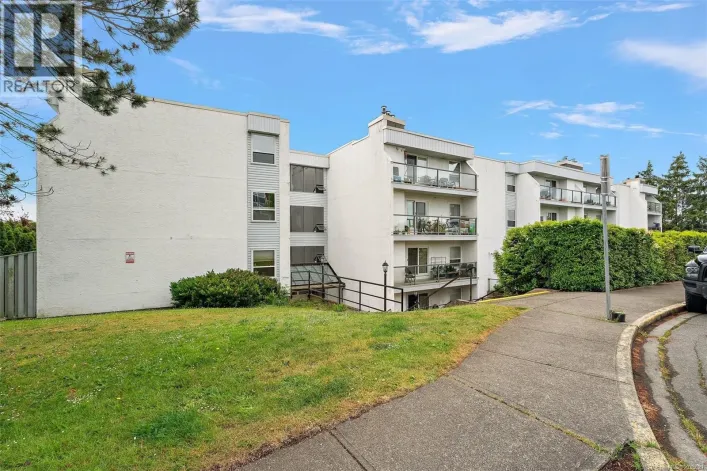 211 290 Regina Ave, Saanich