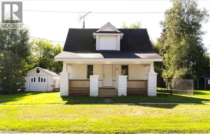 211 MCNAB Street W, Port Dover