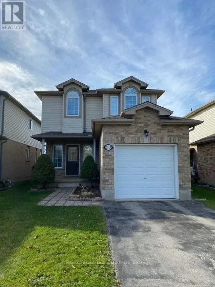 2119 FOXWOOD AVENUE, London North