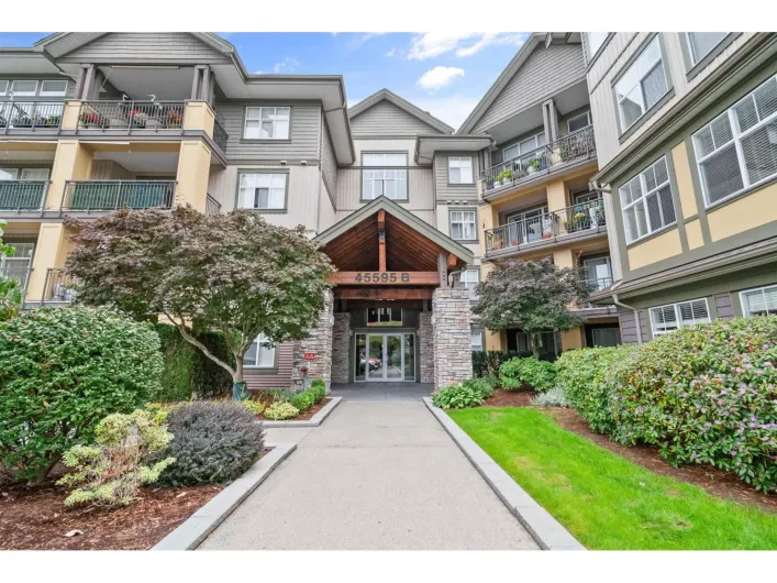211B 45595 TAMIHI WAY|Garrison Crossing, Chilliwack