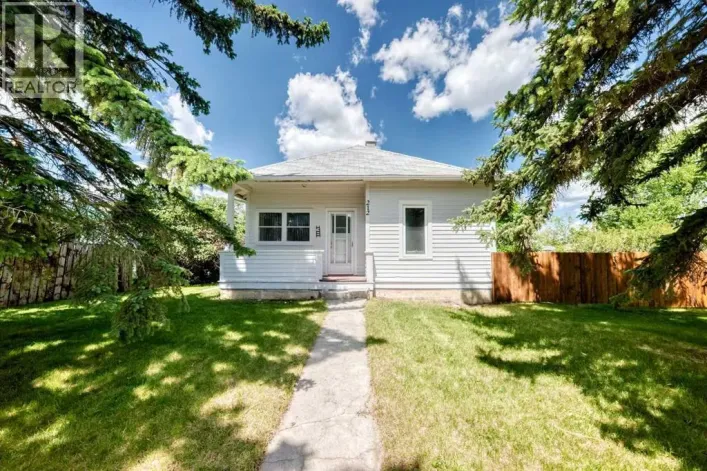 212 5 Avenue, Strathmore