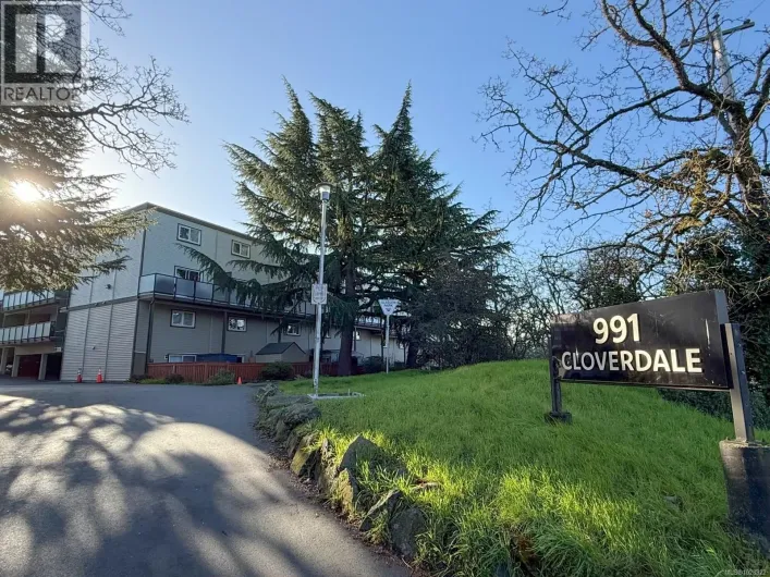 212 991 Cloverdale Ave, Saanich