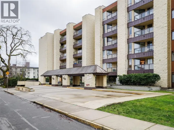 213 1745 Leighton Rd, Victoria