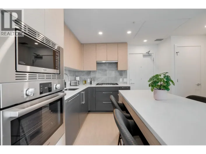 Apartment for rent: 213 8888 OSLER STREET, Vancouver