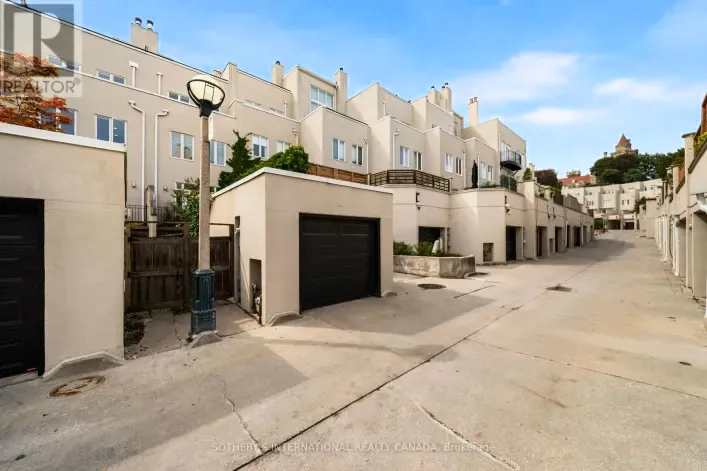 Row / Townhouse for sale: 213 WALMER ROAD, Toronto