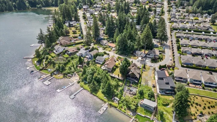 House for sale: 21313 LAKEVIEW CRESCENT|Kawkawa Lake, Hope