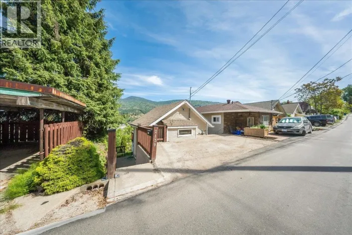 2139 Daniel Street, Trail