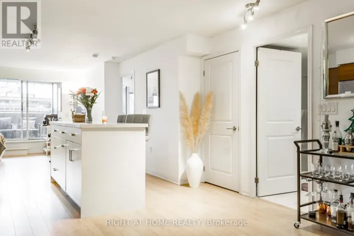 214 - 125 WESTERN BATTERY ROAD W, Toronto