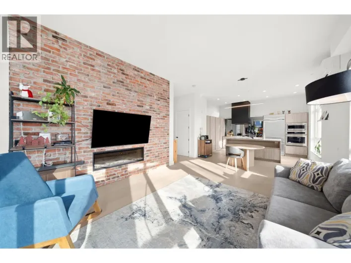 214 300 SALTER STREET, New Westminster