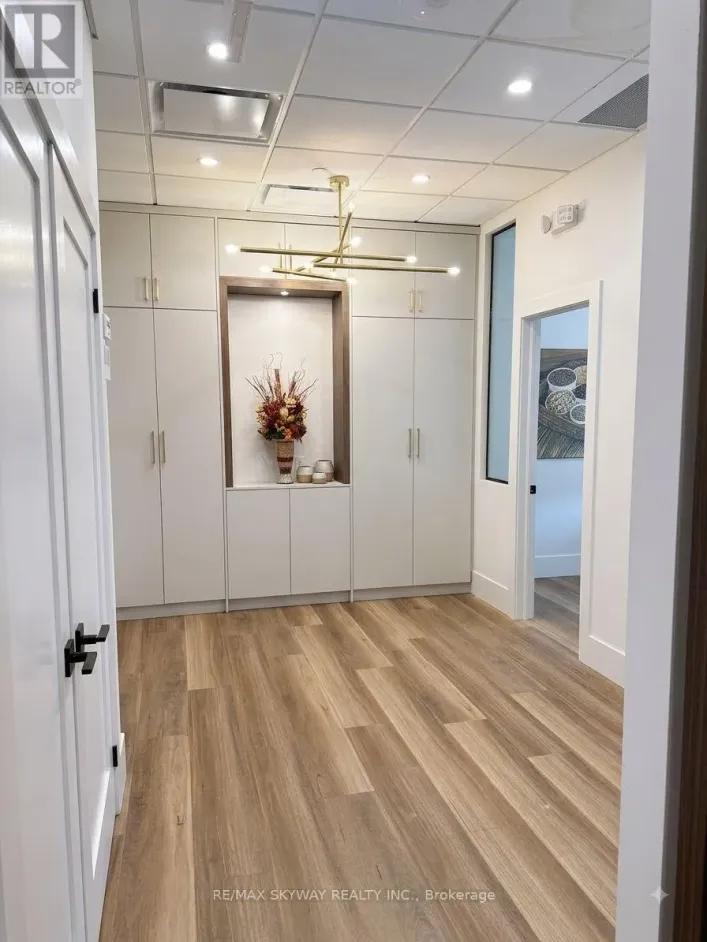 215 - 1670 NORTH SERVICE ROAD E, Oakville