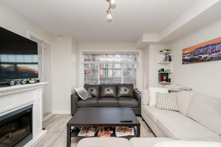 215 5650 201A STREET, Langley