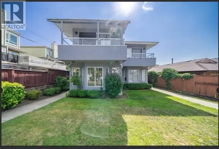 215 W 18TH STREET, North Vancouver