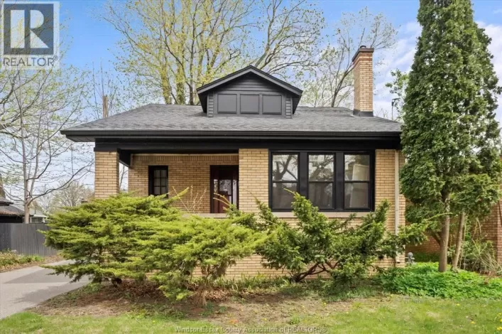 216 THOMPSON BOULEVARD, Windsor