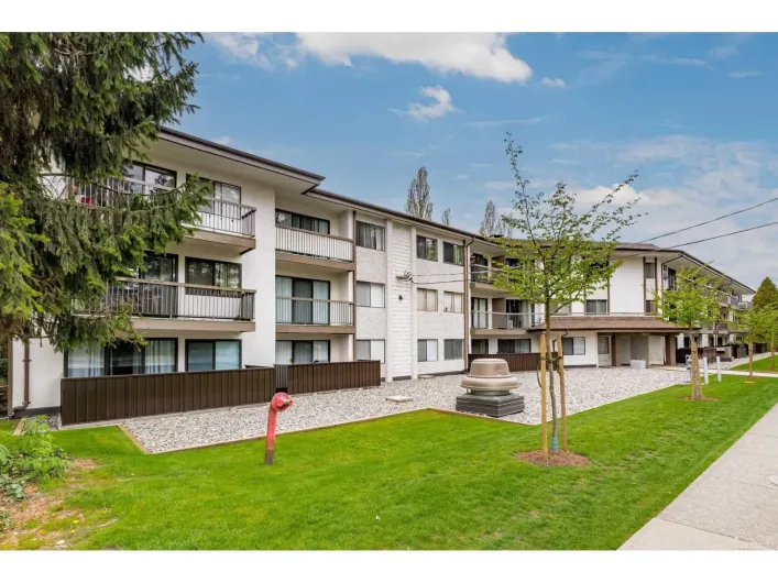 218 15020 NORTH BLUFF ROAD, White Rock