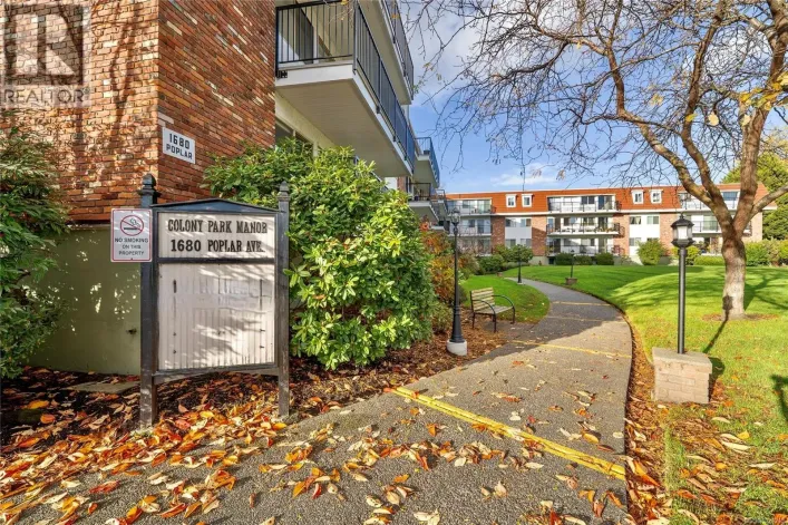 218 1680 Poplar Ave, Saanich
